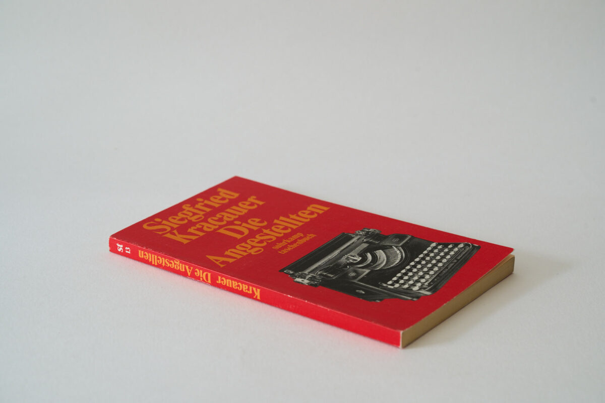 Taschenbuch von Siegfried Kracauer, Die Angestellten, auf weißem Grund.